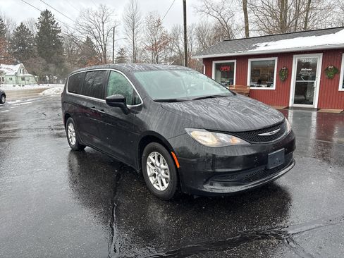 Used 2022 Chrysler Voyager LX image 2