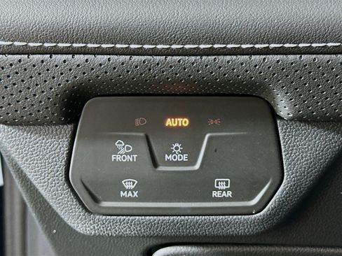 Used 2025 Volkswagen Atlas SE AWD/4WD image 17