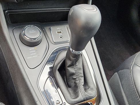 Certified 2019 Jeep Cherokee Limited AWD/4WD image 15