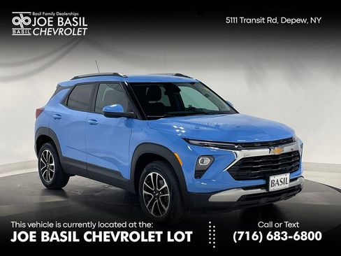 Used 2024 Chevrolet TrailBlazer LT w/ LT Cold Weather Package AWD/4WD image 1