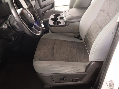 Used 2019 RAM 1500 Classic SLT w/ Luxury Group image 10