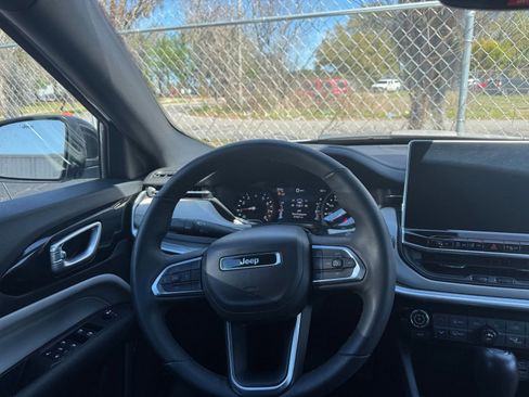 Used 2025 Jeep Compass Limited image 32