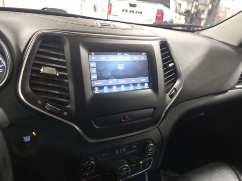 Used 2019 Jeep Cherokee Latitude Plus w/ Comfort/Convenience Group image 14