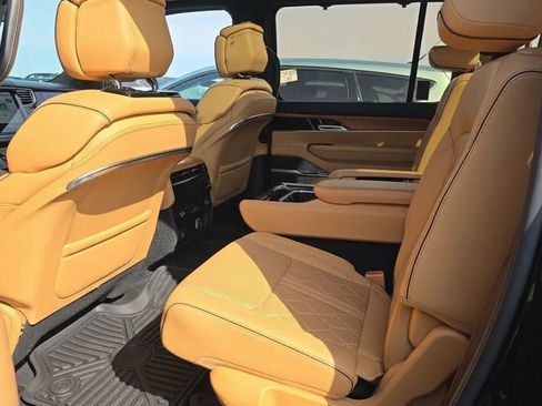 Used 2022 Jeep Grand Wagoneer Series III AWD/4WD image 8