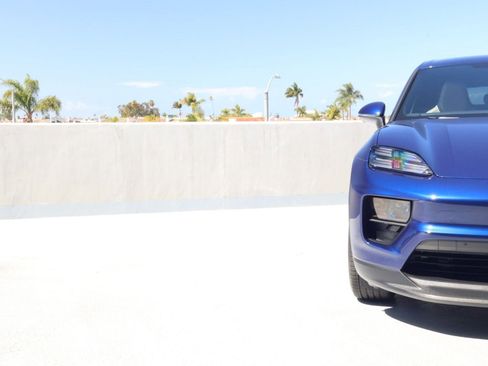 Certified 2025 Porsche Macan Electric RWD image 12