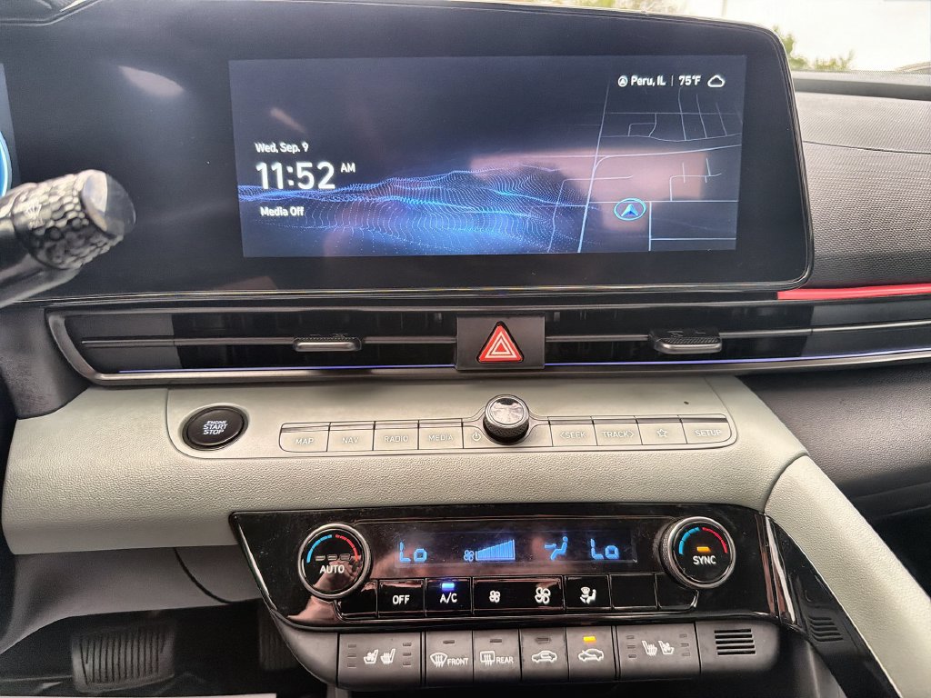 Used 2025 Hyundai Elantra Limited FWD image 12
