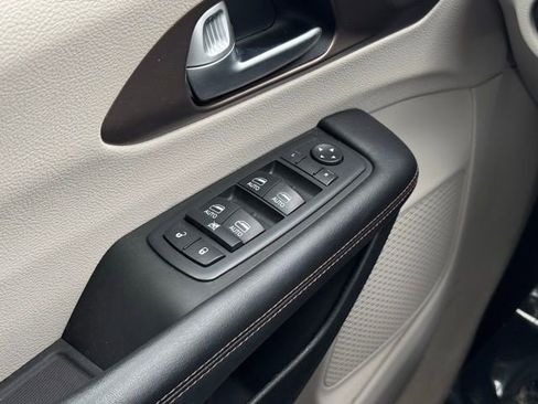 Used 2018 Chrysler Pacifica Touring-L Plus image 31