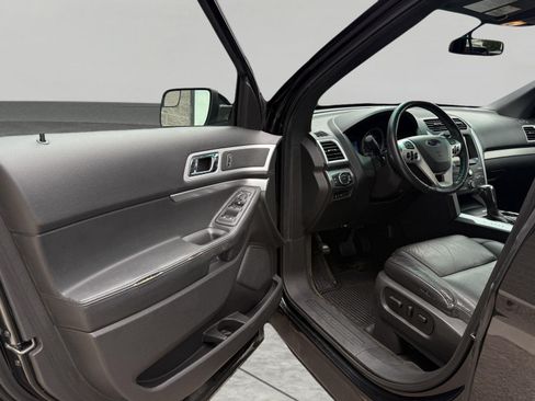 Used 2014 Ford Explorer XLT w/ Equipment Group 202A AWD/4WD image 17