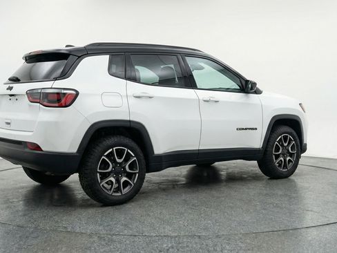 Used 2025 Jeep Compass Trailhawk AWD/4WD image 9