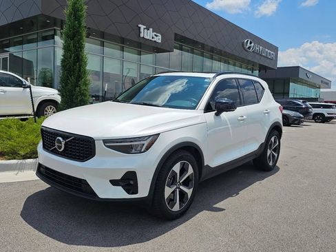 Used 2023 Volvo XC40 B4 Ultimate FWD image 1