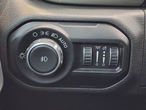 Used 2019 Jeep Wrangler Unlimited Sahara AWD/4WD image 15