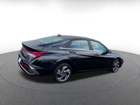 Used 2025 Hyundai Elantra SEL FWD image 13