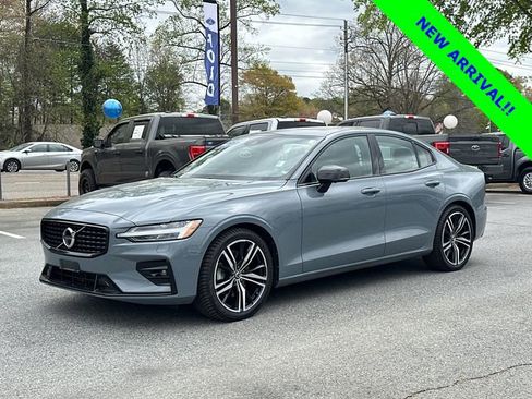 Used 2022 Volvo S60 B5 R-Design image 3