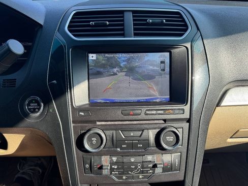 Used 2017 Ford Explorer XLT w/ Equipment Group 202A AWD/4WD image 20