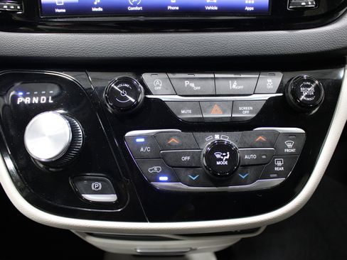 Used 2024 Chrysler Pacifica Touring-L FWD image 17