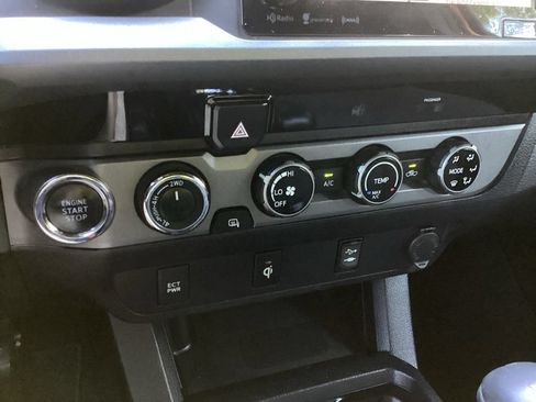 Used 2017 Toyota Tacoma TRD Sport w/ Tow Package (A/T) AWD/4WD image 15