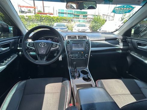 Used 2017 Toyota Camry SE w/ Moonroof Package FWD image 14