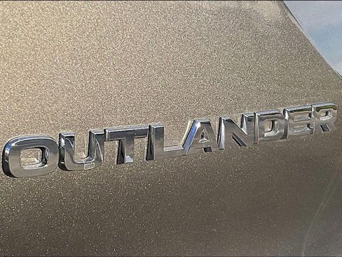 Used 2022 Mitsubishi Outlander SE image 28