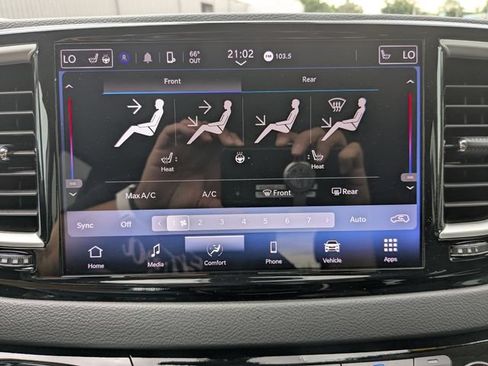 Used 2024 Chrysler Pacifica Touring-L FWD image 29