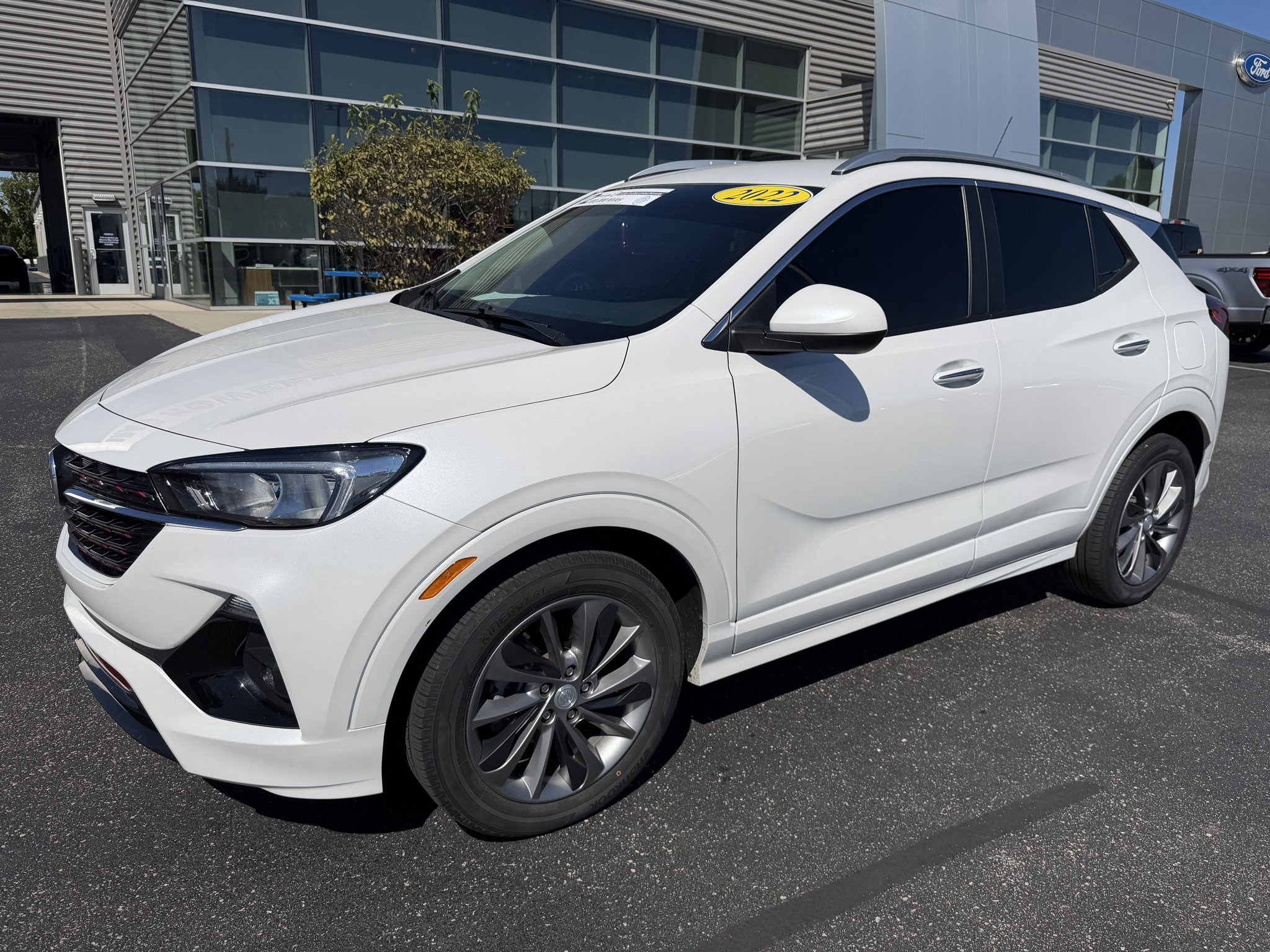 Used 2022 Buick Encore GX Preferred w/ Sport Touring Package FWD image 2