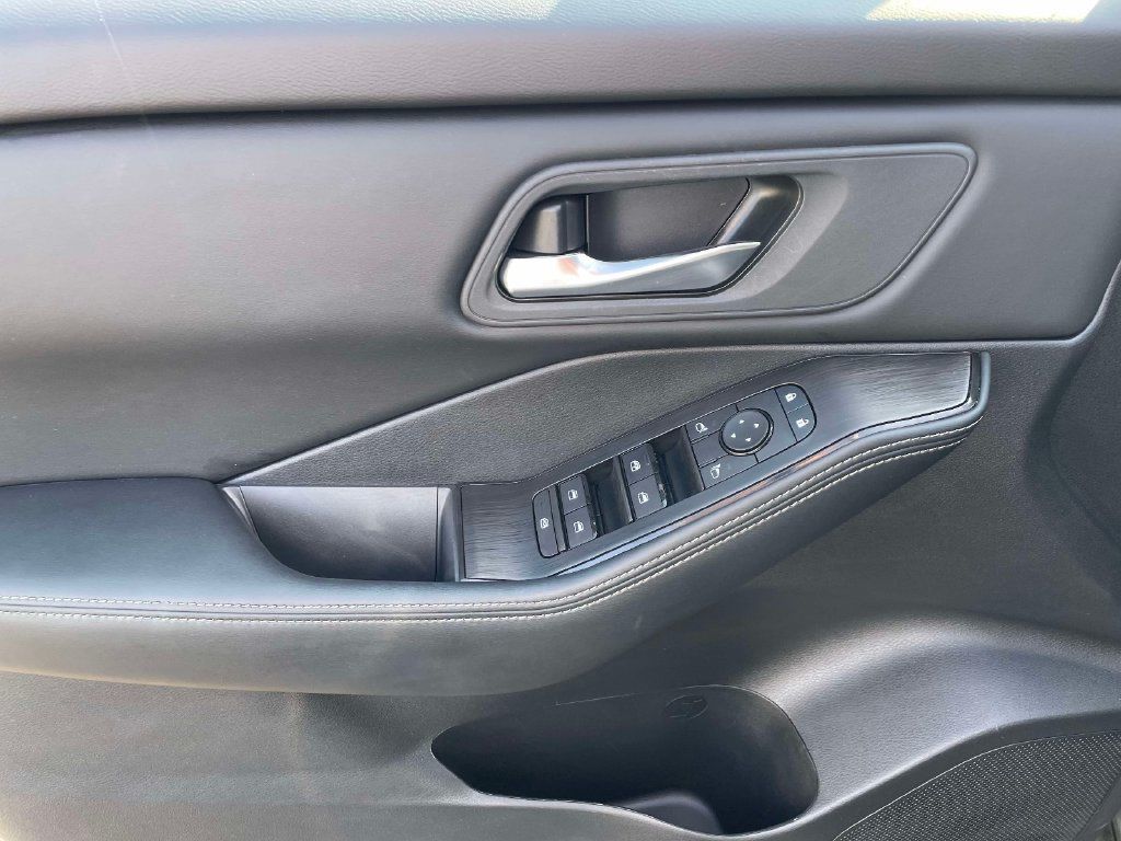 Used 2026 Nissan Rogue SV AWD/4WD image 18