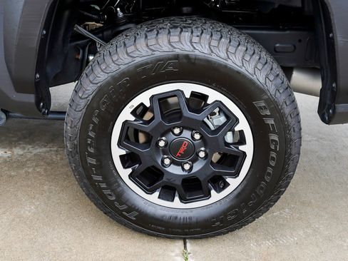 Certified 2025 Toyota Tacoma TRD Off-Road AWD/4WD image 13
