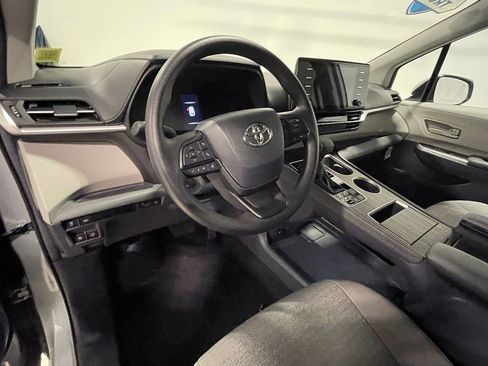 Used 2024 Toyota Sienna LE FWD image 18