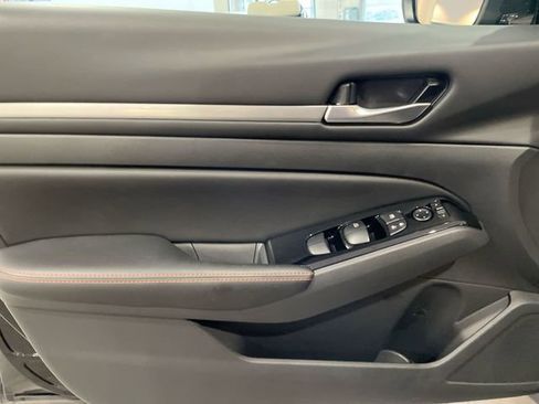 Used 2025 Nissan Altima 2.5 SR image 10