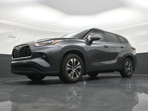 Used 2021 Toyota Highlander XLE AWD/4WD image 23
