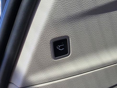 Used 2024 Chrysler Pacifica Touring-L FWD image 34