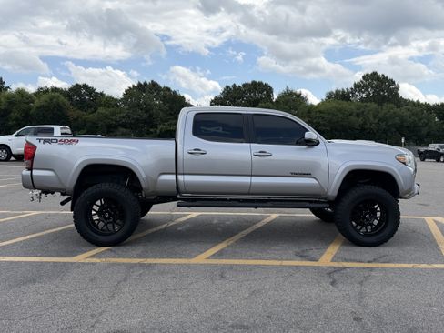 Used 2016 Toyota Tacoma TRD Sport AWD/4WD image 4