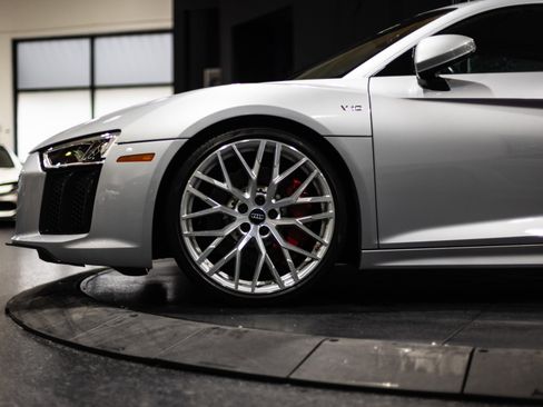 Used 2017 Audi R8 V10 w/ Carbon Exterior Package image 24