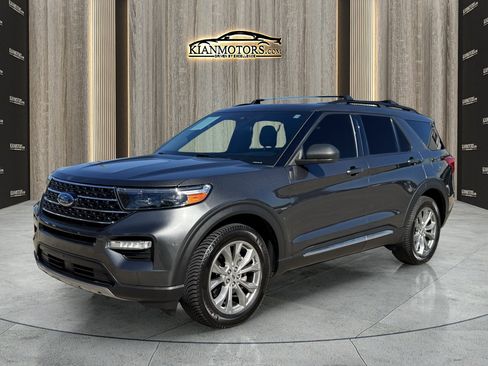 Used 2020 Ford Explorer XLT w/ Equipment Group 202A image 3