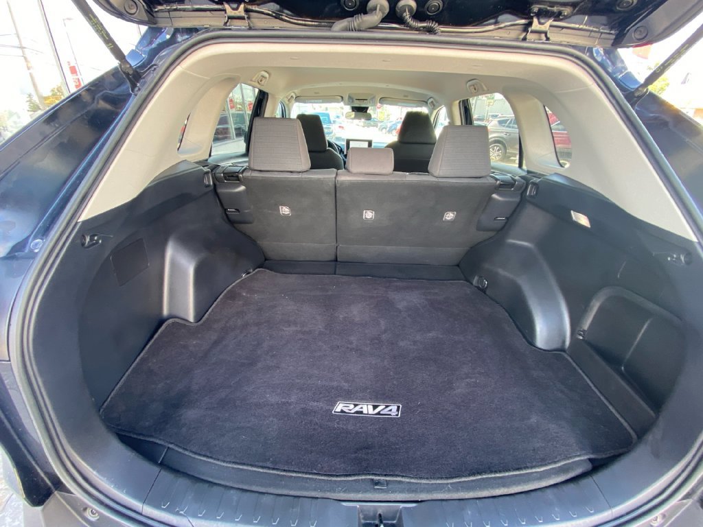 Used 2023 Toyota RAV4 LE AWD/4WD image 29