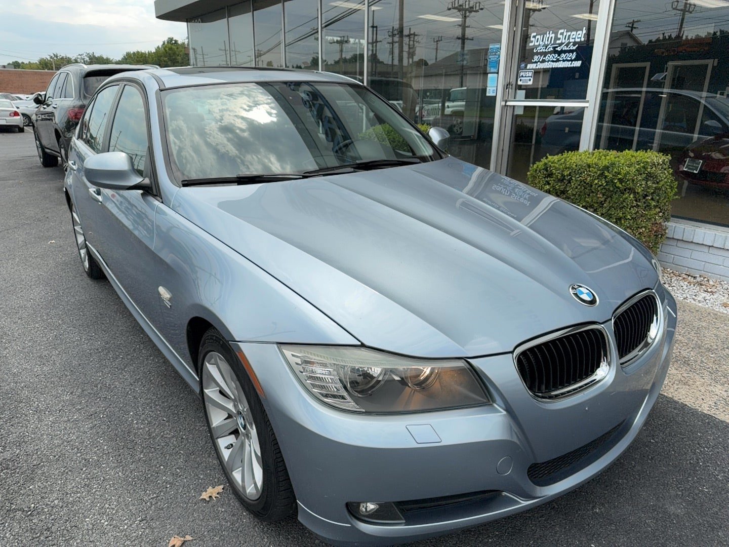 Used 2011 BMW 328i xDrive Sedan AWD/4WD image 2
