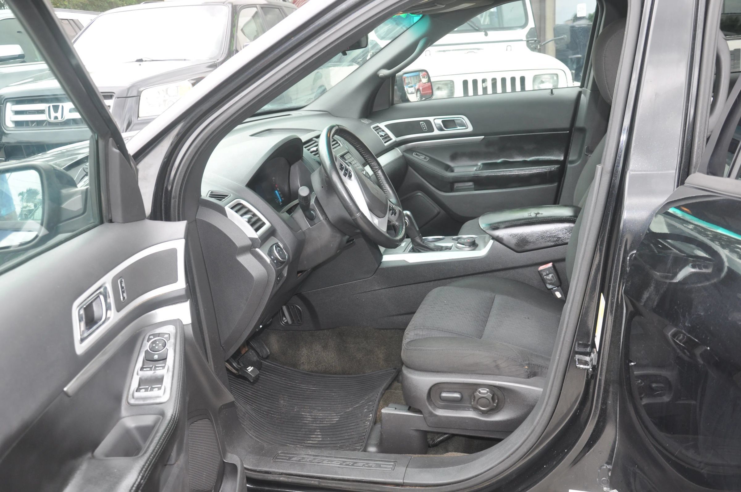 Used 2014 Ford Explorer XLT AWD/4WD image 16