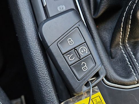 Certified 2022 Volkswagen Taos SE w/ Panoramic Sunroof Package image 19