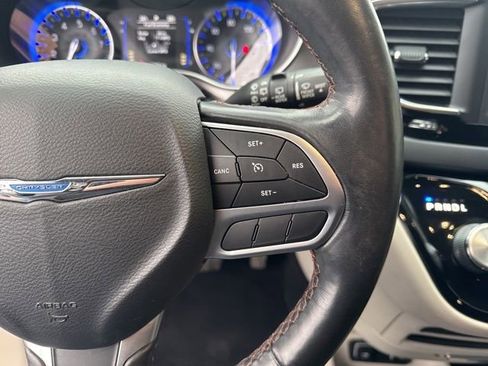 Used 2020 Chrysler Pacifica Touring-L image 13
