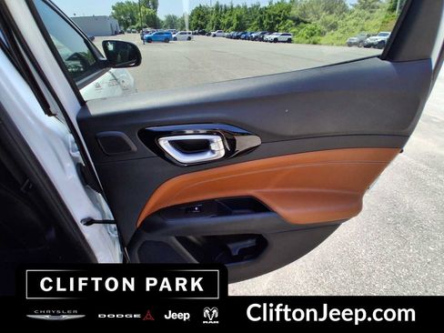 Certified 2025 Jeep Compass Limited w/ Elite Group AWD/4WD image 14