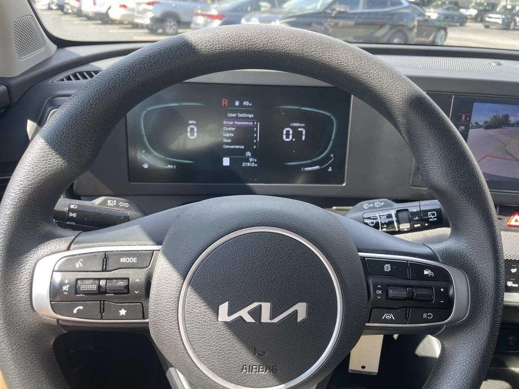 Used 2025 Kia Sportage LX AWD/4WD image 28