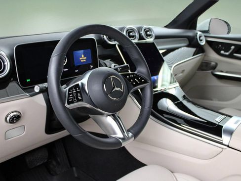 Used 2025 Mercedes-Benz GLC 300 image 2
