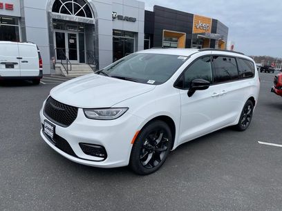 New 2026 Chrysler Pacifica Select w/ S Appearance Package