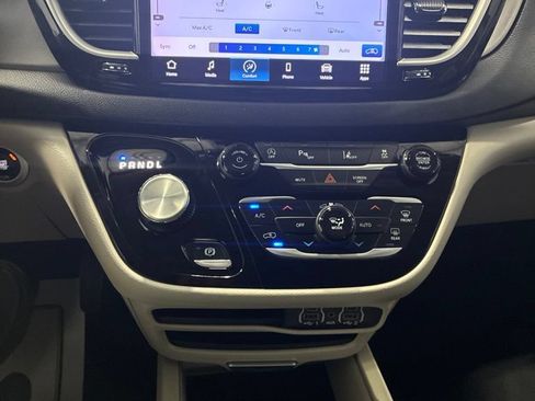 Used 2023 Chrysler Pacifica Touring-L FWD image 23