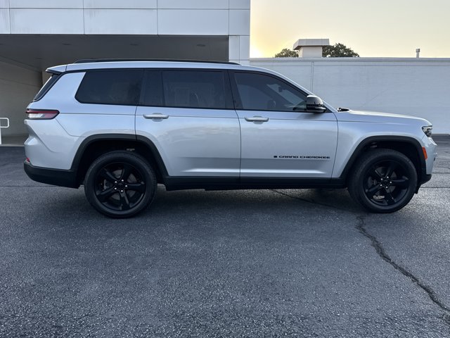 Used 2023 Jeep Grand Cherokee L Laredo AWD/4WD image 2