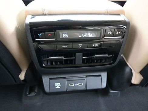 Used 2023 Acura MDX SH-AWD image 12