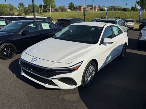New 2026 Hyundai Elantra Hybrid FWD image 2
