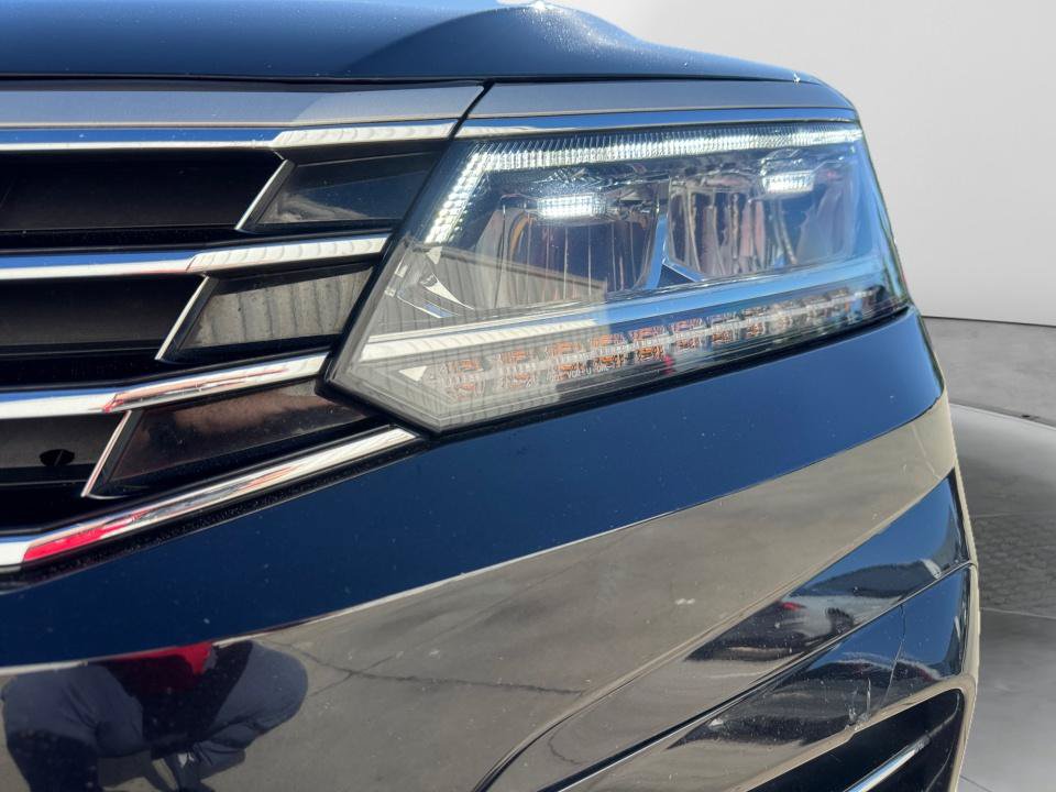 Used 2018 Volkswagen Passat 2.0T R-Line w/ R-Line Lighting Package FWD image 26
