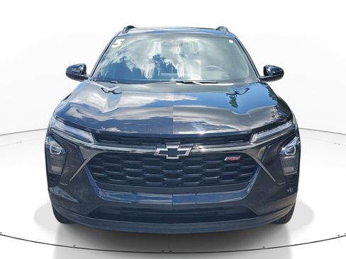 Used 2025 Chevrolet Trax RS w/ Sunroof Package FWD image 2