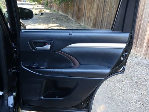 Used 2015 Toyota Highlander XLE FWD image 27