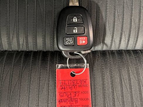 Used 2019 Toyota Highlander Plus AWD/4WD image 32